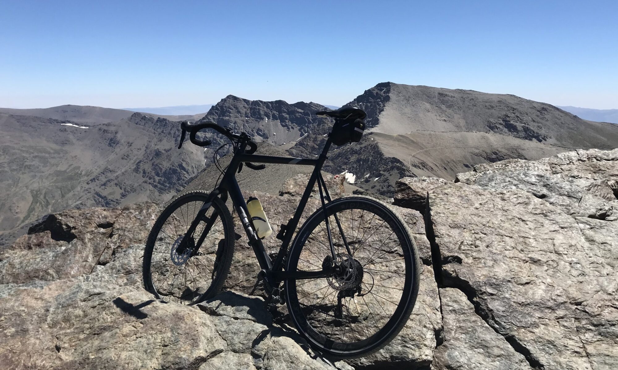 Ein Cyclocross Rennrad auf dem felsigen Gipfel des Pico Veleta in der Sierra Nevada